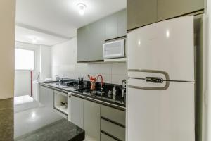 新汉堡市Apartamento 2 dormitorios Novo Hamburgo Espaço Namibe的厨房配有白色橱柜和白色冰箱。