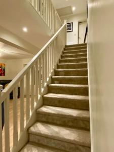 卡斯莱兰Modern family home的白色楼梯房子的楼梯