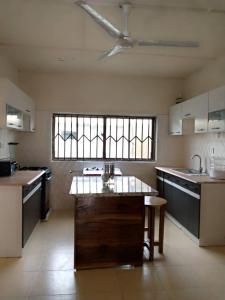 DompoasiInviting 3-Bed Apartment in Kumasi Ashanti Ghana的中间设有一张桌子的大厨房