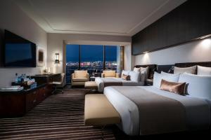 拉斯维加斯Red Rock Casino Resort & Spa的酒店客房带两张床和一个客厅