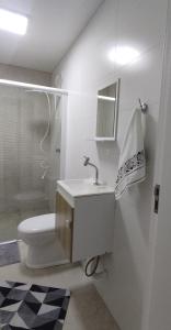 伊达贾伊Studio no Bairro Cordeiros的一间带水槽、卫生间和淋浴的浴室