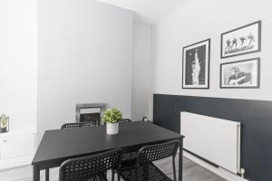 利物浦Poppy's Project - July Road的一间用餐室,配有黑色的桌子和椅子