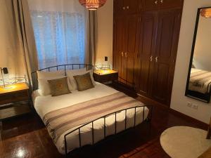塞辛布拉Casa Calidris - Bed, Wine & Breakfast的一间卧室配有一张带两盏灯和镜子的床