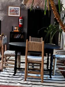 阿伊特乌里尔Dar Tadout的一间用餐室,配有黑色的桌子和椅子