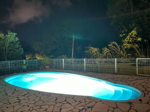 圣克洛德VILLA CHOISY的夜间在院子里的游泳池