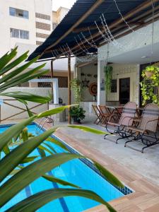 若昂佩索阿THEMATIC POUSADA的一个带椅子的庭院和一个游泳池