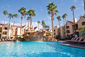 拉斯维加斯Holiday Inn Club Vacations at Desert Club Resorts的棕榈树度假村的游泳池