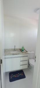 萨尔瓦多Jaguaribe Praia的白色的浴室设有水槽和卫生间。