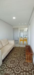 萨尔瓦多Jaguaribe Praia的客厅配有沙发和桌子