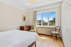 卢森堡Elegant 1BR Stay Near Parc de Merl, Luxembourg的白色的卧室设有床和窗户