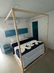 马拉戈日KEFI POUSADA的一间卧室配有一张木架双层床