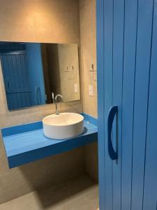 马拉戈日KEFI POUSADA的浴室设有白色水槽和镜子