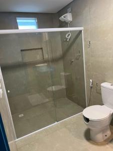 马拉戈日KEFI POUSADA的浴室设有玻璃淋浴间和卫生间
