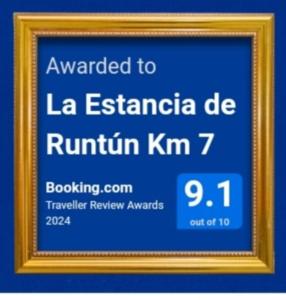 巴尼奥斯La Estancia de Runtún Km 7的金框中标牌的照片