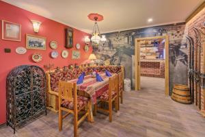 什平德莱鲁夫姆林Hotel Resort Martin & Kristyna的一间拥有红色墙壁和桌椅的用餐室