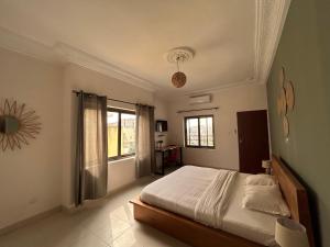科托努Cocoon Guest House的一间卧室设有一张床和一个窗口