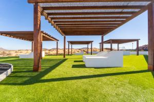拉哈雷斯Villa Colibri Dorado的凉亭,带绿色的草和木结构