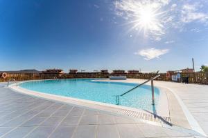 拉哈雷斯Villa Colibri Dorado的一座阳光灿烂的天空大型游泳池