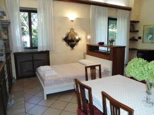 Borgo TicinoAPPARTAMENTO OASI tra LAGHI E MONTI的用餐室设有2张桌子和椅子以及窗户。