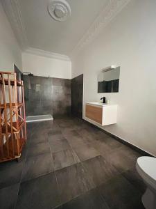 科托努Cocoon Guest House的客房内设有带水槽和卫生间的浴室