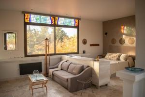 卢汉德库约Maridaje Hosting的带沙发和床的客厅以及窗户。