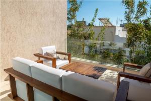 突尼斯Villa Victoria的屋顶阳台配有沙发和椅子