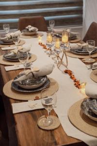 突尼斯Villa Victoria的长木桌,带盘子和酒杯