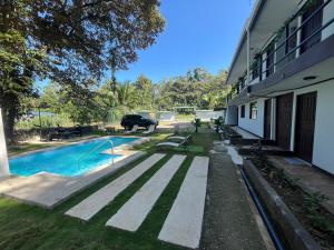 卡维塔Hotel Azul Coral的一座游泳池,位于一座建筑旁的院子内