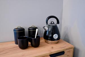 塔林BESLEV的茶壶和木桌上的三杯