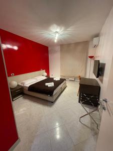 卡利亚里埃利亚的住宿加早餐酒店的一间卧室设有一张床和红色的墙壁