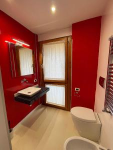卡利亚里埃利亚的住宿加早餐酒店的红色的浴室设有卫生间和水槽