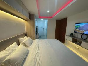 宿务Studio Anna的卧室配有一张白色的床和电视