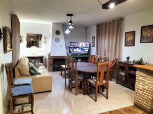 贝纳卢普-卡萨斯维耶哈斯El Capricho的客厅配有桌子和沙发