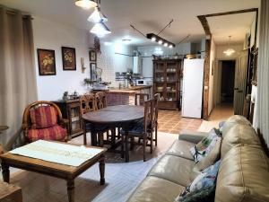 贝纳卢普-卡萨斯维耶哈斯El Capricho的客厅配有沙发和桌子