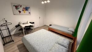 波兹南Rynek 6的小房间设有两张床和一张书桌