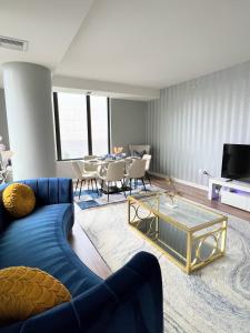 泰森斯角Premier Escape Tysons 4 Beds的客厅配有蓝色的沙发和桌子