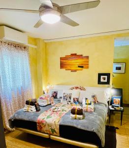 卡拉瓦卡·德·拉·克鲁斯VINO DE MAYO的一间卧室配有带枕头的床
