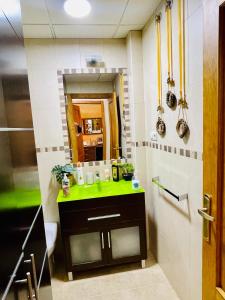 卡拉瓦卡·德·拉·克鲁斯VINO DE MAYO的一间带水槽和镜子的浴室