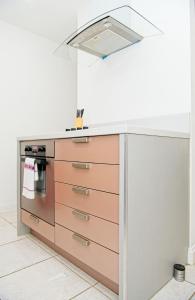 伯明翰Inners City Apartments -On Suites的厨房配有水槽和炉灶