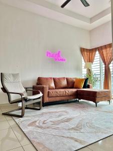 加影Nawwarah Homes @ Southville City (WiFi + NETFLIX)的客厅配有棕色沙发和椅子