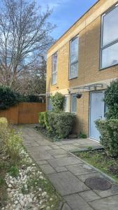 伦敦Modern and Unique Home in London, Chiswick的前面有车道的砖房