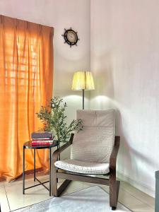 加影Nawwarah Homes @ Southville City (WiFi + NETFLIX)的椅子和桌子,带灯和时钟