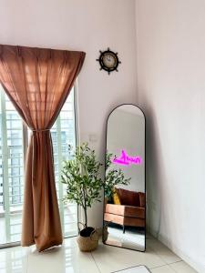 加影Nawwarah Homes @ Southville City (WiFi + NETFLIX)的一张镜子,一张沙发和窗帘