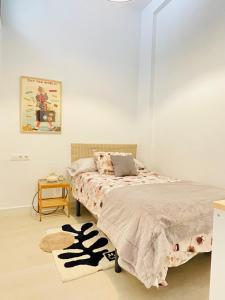 阿洛拉Apartamento La Parra的白色卧室配有床和桌子