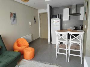 Boumhel El BassatineCoquette Appartement的一间配有沙发和桌子的厨房