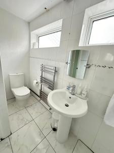彼得伯勒Pendleton Valley的白色的浴室设有水槽和卫生间。