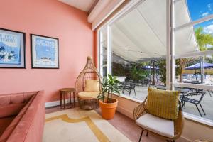 迈阿密海滩Tropics Hotel Miami Beach的带沙发和大窗户的客厅