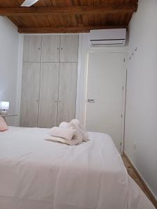 隆达La casita Ronda的客房内的白色床和毛巾