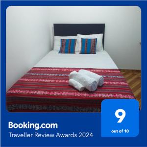 利马Chakana Family Home 2 Lima Airport的酒店客房,配有带毛巾的床