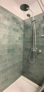 阿洛拉Apartamento La Parra的浴室设有绿色瓷砖和淋浴。